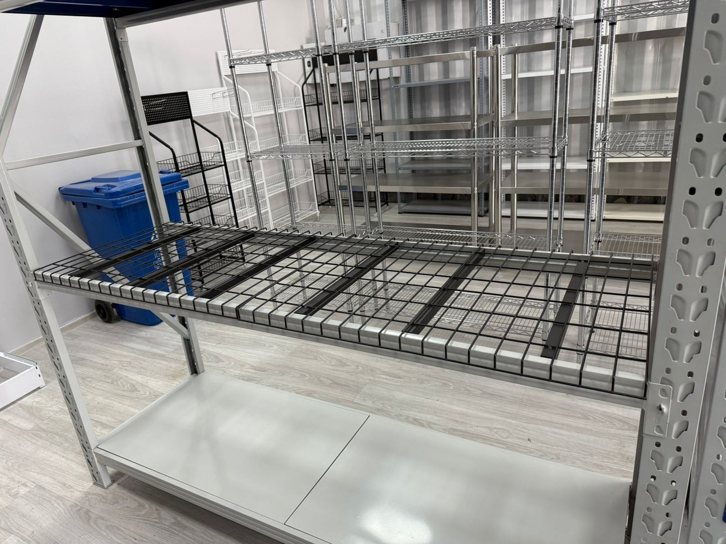 Wire mesh for storage rack